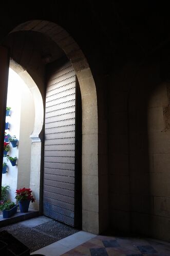 Acceso al interior de la alcazaba de la planta baja de la torre-puerta de Belén en Córdoba