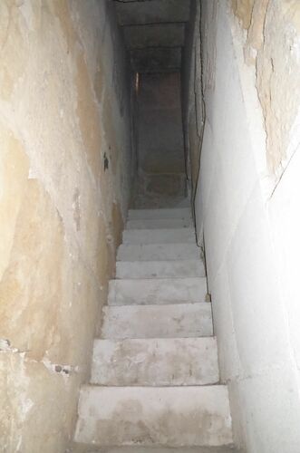 Escalera de subida a la planta primera de la torre-puerta de Belén en Córdoba