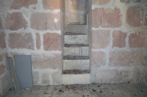 Escalera de subida de la primera ala segunda planta de la torre-puerta de Belén en Córdoba