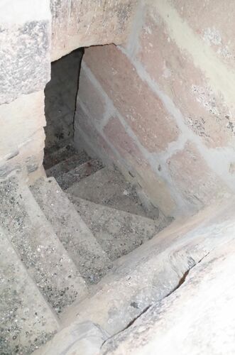 Escalera de subida de la primera a la segunda planta de la torre-puerta de Belén en Córdoba