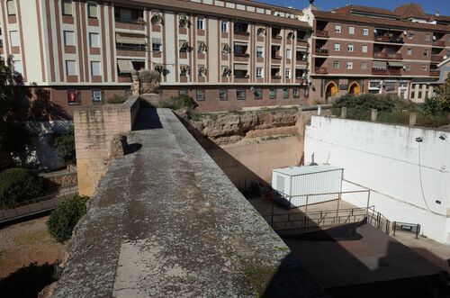 Adarves de la muralla del recinto de la alcazaba almohade junto a la torre-puerta de Belén en Córdoba