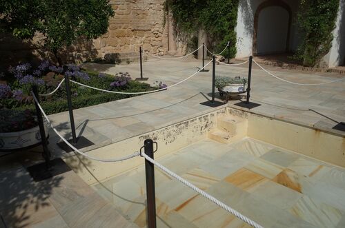 Detalle de la alberca del lado norte del patio del palacio almohade del Alcázar de Córdoba