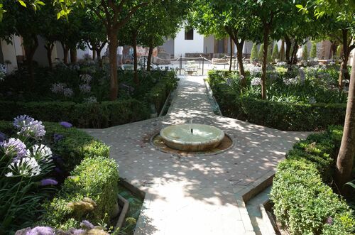 Glorieta y fuente central del patio del palacio almohade del Alcázar de Córdoba