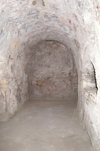 Lado izquierdo de la sala caliente o bayt al-sajun del hammam junto al palacio almohade del Alcázar de Córdoba