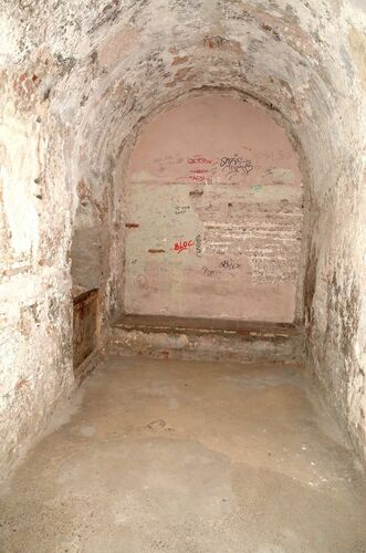 Lado derecho de la sala caliente o bayt al-sajun del hammam junto al palacio almohade del Alcázar de Córdoba