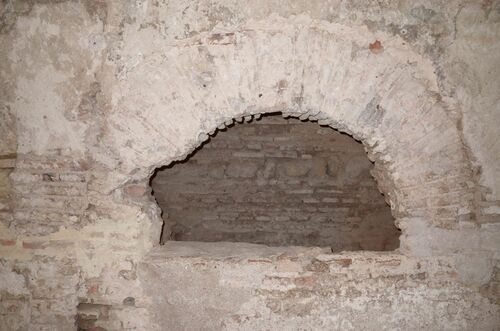 Arco de comunicación de la sala caliente o bayt al-sajun con la sala del horno del hammam junto al palacio almohade del Alcázar de Córdoba