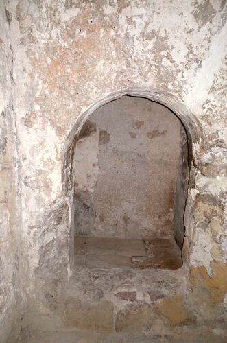 Nicho de la pila izquierda de la sala caliente o bayt al-sajun del hammam junto al palacio almohade del Alcázar de Córdoba