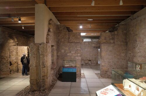 Lado occidental del maŷlis con el acceso a la alcoba junto al hammam almohade del Campo de los Mártires de Córdoba 