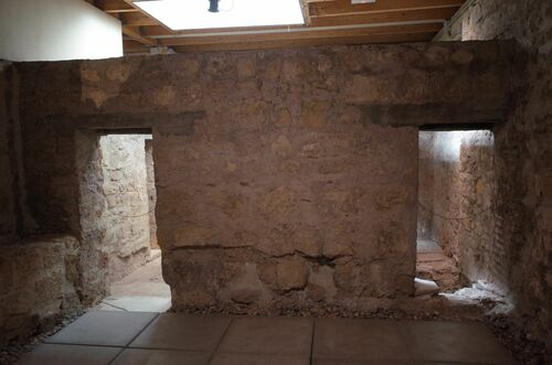 Alcoba occidental del maŷlis con el acceso al patio de letrinas junto al hammam almohade del Campo de los Mártires en el Alcázar de Córdoba