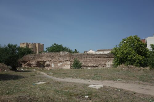 Vista general del lienzo suroeste del recinto almohade de la Calahorra del puente de Córdoba