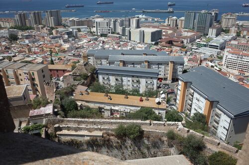 Vista del área de la alcazaba de Gibraltar desde la calahorra con la muralla del sureste 