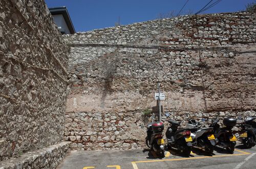 Restos de obra de tapia con refuerzos posteriores de mampostería en la muralla sureste de la alcazaba de Gibraltar