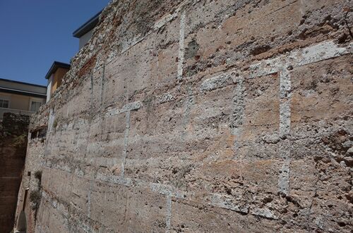 Fábrica de tapia con simulación de falsas juntas en la muralla sureste de la alcazaba de Gibraltar