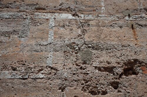 Detalla del encintado simulando falsas juntas en la muralla sureste de la alcazaba de Gibraltar