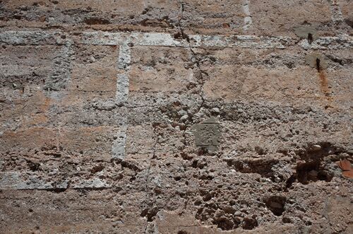 Detalla del encintado simulando falsas juntas en la muralla sureste de la alcazaba de Gibraltar