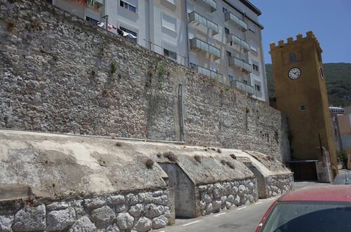 Muralla del lado suroeste de la alcazaba de Gibraltar con los polvorines de la batería moderna agregada