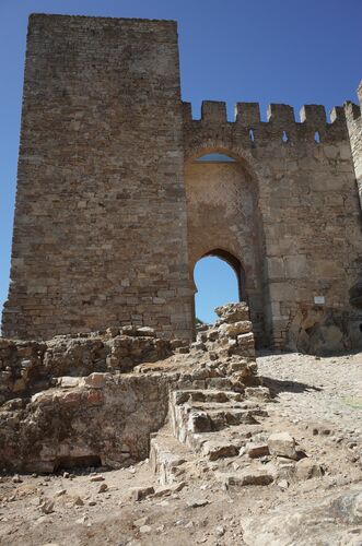 Vista de la puerta de acceso al castillo de Jimena de la Frontera desde el exterior