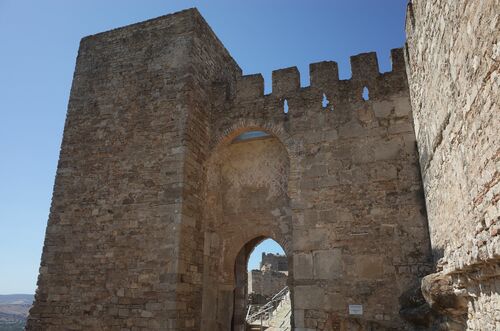 Puerta del castillo de Jimena de la Frontera desde el norte