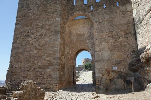 Detalle de la puerta del castillo de Jimena de la Frontera con la decoración de sebka sobre el arco