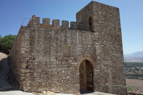 La puerta del castillo de Jimena de la Frontera desde el interior del recinto