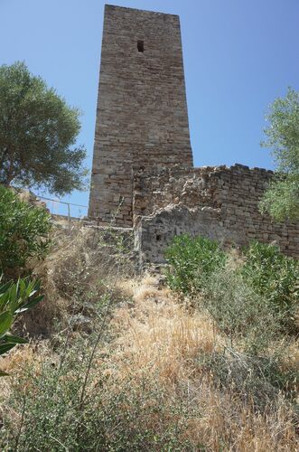 La torre de flanqueo de la puerta del castillo de Jimena de la Frontera desde el este