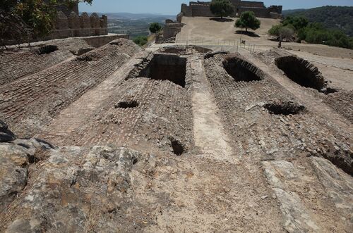Vista exterior de las bóvedas del aljibe del castillo de Jimena de la Frontera desde el norte