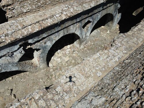 Arquería occidental de la nave central del aljibe del castillo de Jimena de la Frontera