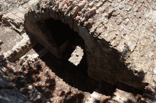  Ventana de acceso al aljibe del castillo de Jimena de la Frontera