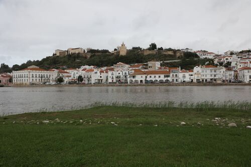 Vista del recinto fortificado de Alcácer do Sal desde la margen izquierda del río Sado