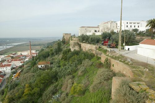 Vista de la muralla meridional del recinto de Alcácer do Sal desde la torre del Relógio