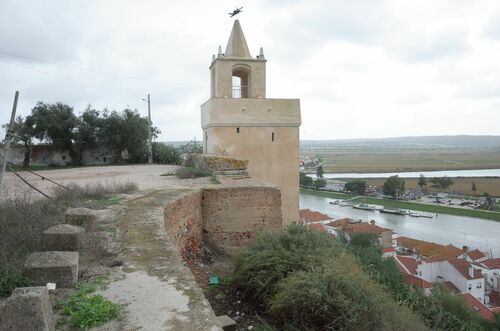 Vista de la torre 11 o torre del Relógio en el recinto amurallado de Alcácer do Sal