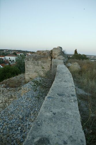 La torre 7 en el frente norte del recinto amurallado de Alcácer do Sal vista desde el oeste