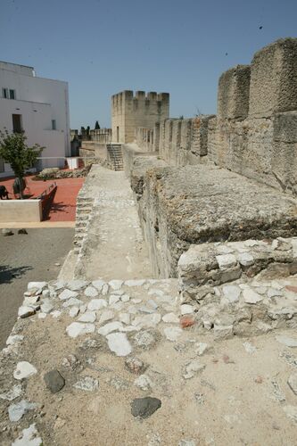 Muralla del frente suroeste del recinto de Alcácer do Sal vista desde el interior del mismo