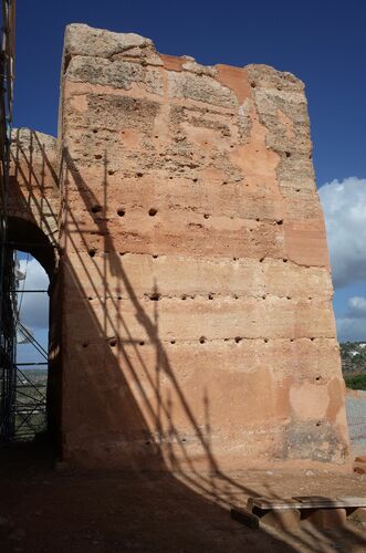 Frente sureste de la torre albarrana del castillo de Paderne