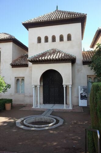 Pórtico y fuente modernos del pabellón-qubba del Alcázar Genil de Granada