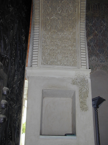 Detalle de la decoración del arco de ingreso a la qubba del Alcázar Genil de Granada