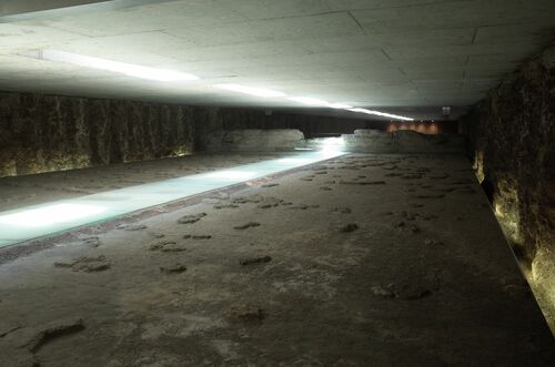 Restos del albercón de la almunia del Alcázar Genil de Granada conservados en la estación del tranvía metropolitano