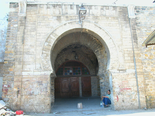 Vista del arco interior de la Bab al-?adid desde el interior de la medina