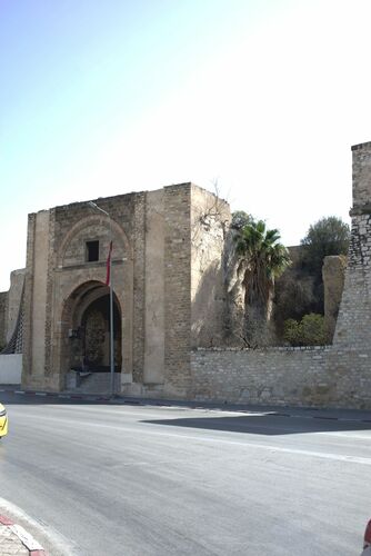 Vista de la puerta de la qasba de Túnez desde el oeste