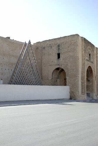 Vista exterior de la puerta de la qasba de Túnez