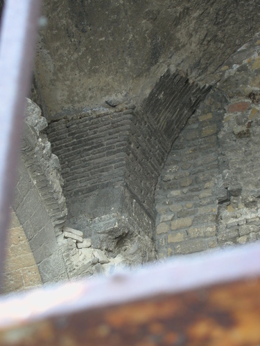 Detalle de la bóveda de ladrillo dispuesta por hojas verticales de la puerta de la qasba de Túnez en 2003