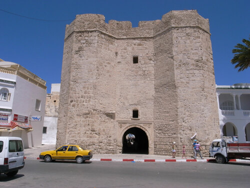 Vista exterior de la puerta de la medina de Mahdiya conocida como Sqifa al-Qahla