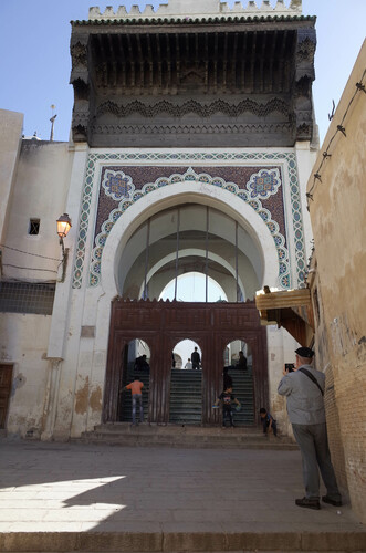 Puerta principal de la mezquita de los Andalusíes de Fez