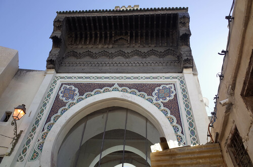 Detalle del arco y el tejaroz de la puerta principal de la mezquita de los Andalusíes de Fez