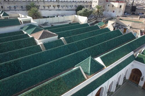 Vista de las cubiertas de la sala de oración de la mezquita de los Andalusies de Fez