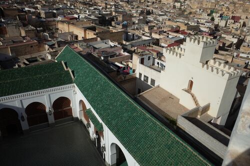 Vista del cuerpo de la entrada principal desde el alminar de la mezquita de los Andalusíes de Fez