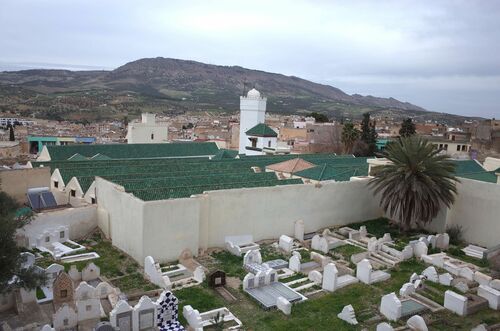 Vista exterior de la mezquita de los Muertos y la maqbara adyacente de la mezquita de los Andalusíes de Fez