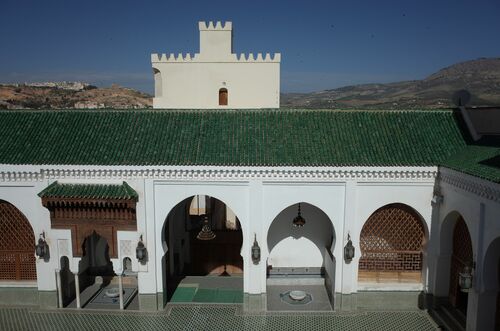 Vista de la entrada principal de la mezquita de los Andalusíes de Fez desde las cubiertas