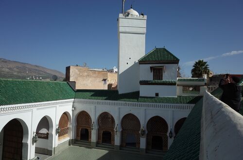 El patio y el alminar de la mezquita de los Andalusíes de Fez desde las cubiertas