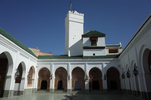 Lado este del patio con el alminar de la mezquita de los Andalusíes de Fez